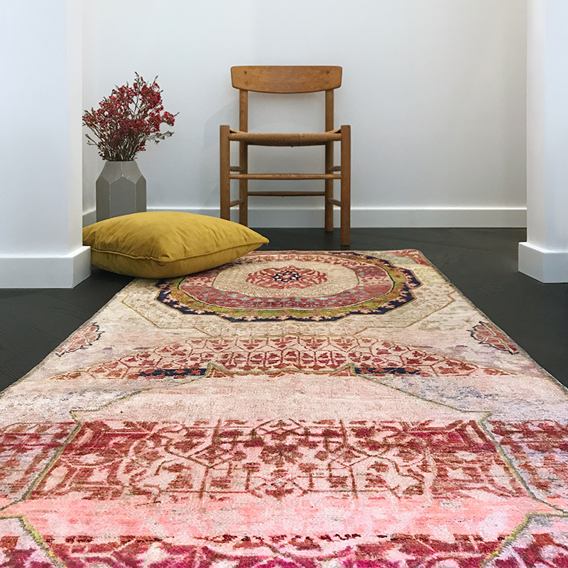 Luxurious silk pink and cream traditional rug